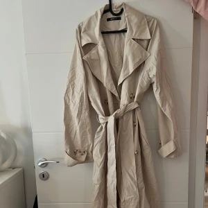 Tunn trenchcoat  - Tunn trenchcoat från Gina tricot. Sparsamt använd. Storlek: L-XL