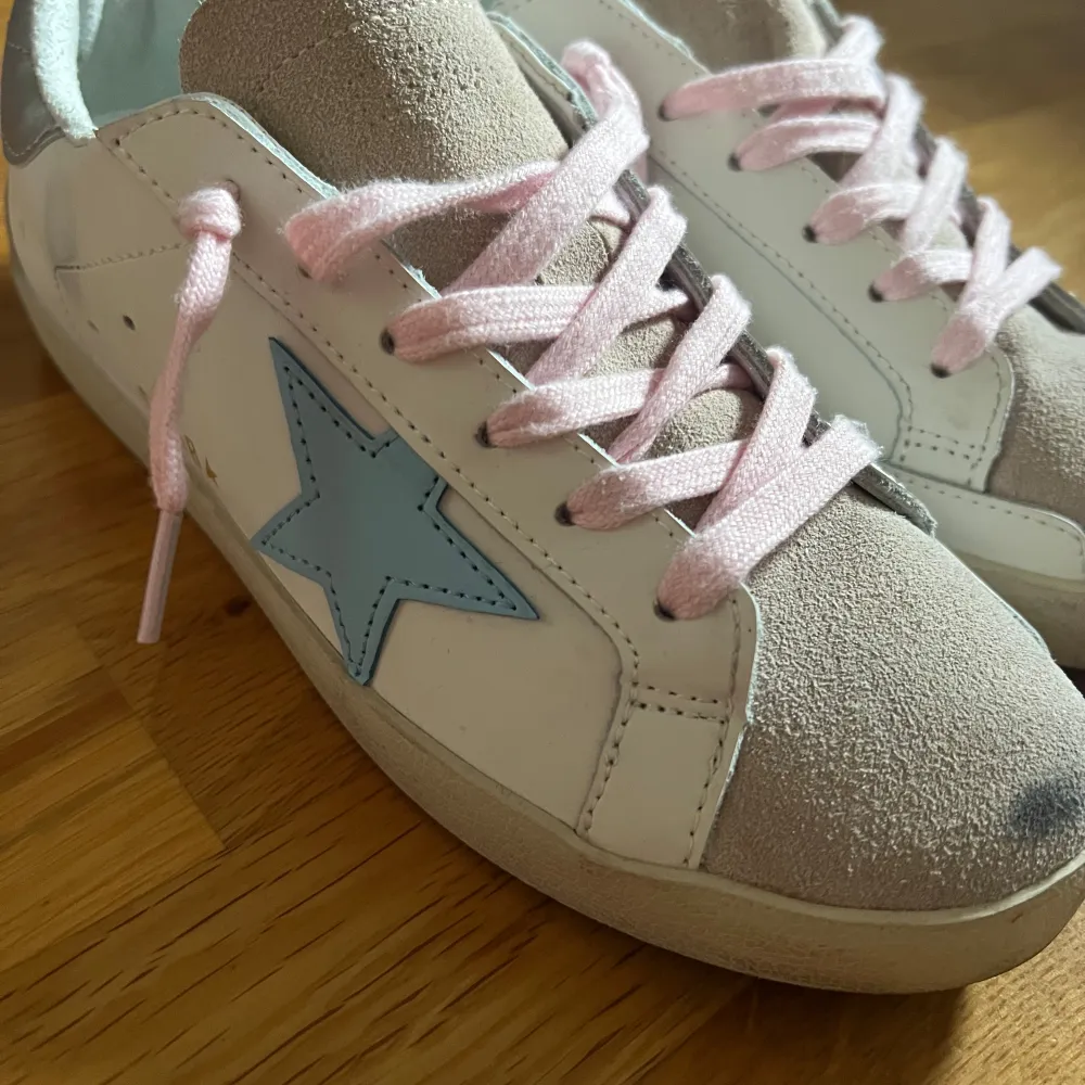 Säljer ett par sjätte snygga sneakers från Golden Goose. De är köpta utomlands därför tveksamt på om de är äkta, köpt för ca 900kr och är i jätte bra kvalitet . Endast använt Max tre gånger. Säljer pga liten storlek. Pris kan diskuteras. . Skor.