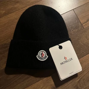 Moncler mössa  - Oanvänd 