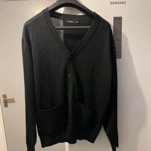 Cardigan - Tjena säljer nu min cardigan som är helt ny, andvänd 1 gång, hör av er för fler frågor🙌