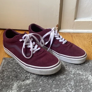 Old school vans i vinrött  - Oanvända skor. 