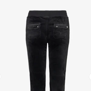 Juicy Couture byxor - Säljer svarta Juicy Couture byxor!!💕De är i superbra skick och har används några gånger. Jag står inte för frakt.💞