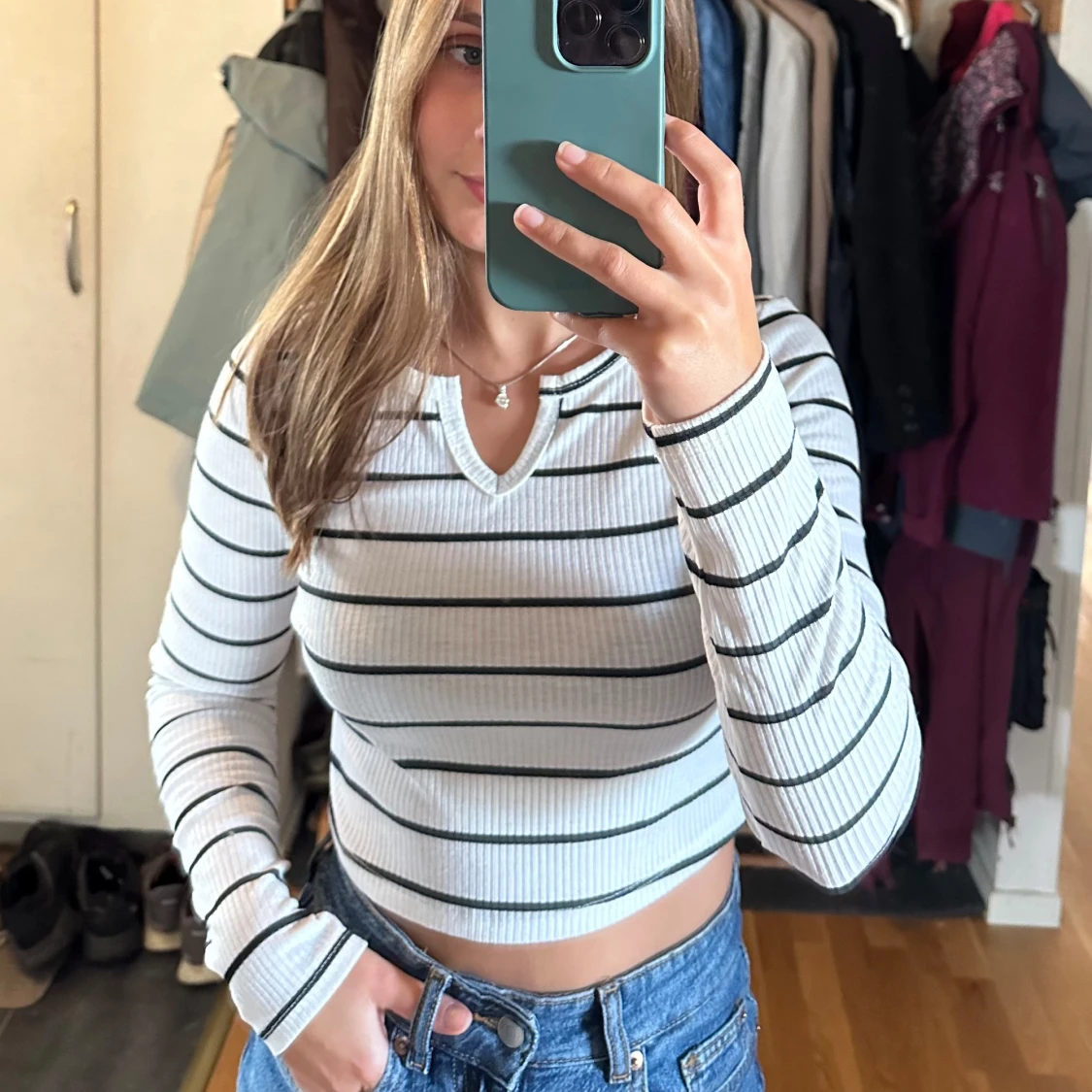 Vit/svart randig tröja med halsdetalj