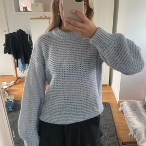 Blå stickad tröja - Fin stickad tröja från nakd. 