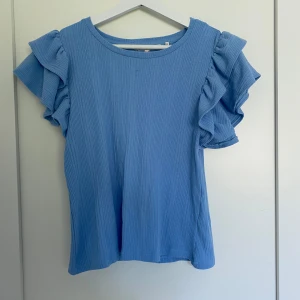 Basic tröja - Fina basic tröjan från Koton. Fin färg med volanger perfekt till en basic outfit. 