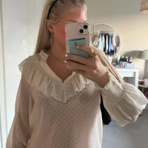 Fin blus - Blus från zara i storlek XS❣️ skriv om ni vill ha fler bilder.