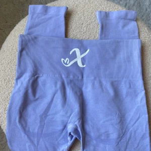 Träningstights Xshapes - Ljuslila träningstights från Xshapes. Använda 1-2 gånger. Storlek S.