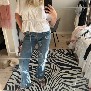 Coola stjärnjeans - Jättefina lågmidjade levis jeans med stjärnor som jag satt på själv⭐️💞