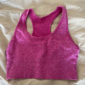Sport-bh - En rosa sport-bh. Något längre så den kan användas som en topp. Sparsamt använd, fint skick.