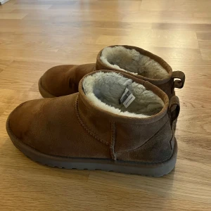 Uggs classic ultra mini - Sparsamt använda. Passar tyvärr inte mig😔 Super snygga med byxor!!!!