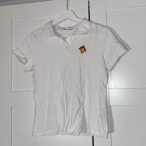 Monki polo - Monki tröja köpt på läkamissionen, har inte använt den själv ❤️