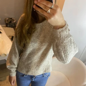 Stickad tröja🍂 - Säljer en fin beige stickad tröja från Vero Moda i jättefint skick! Inte använd så mycket. Det är storlek S men känns mer som XS, Kom med frågor om ni har några!💕💝🍂