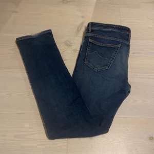 Jacob Cohen Jeans - Säljer nu dessa feta Jacob Cohen Jeans! Modell 688, sitter slimfit. Tvär bra kvalite på dessa jeansen som tillverkas exklusivt i Italien. Skicket är bra men det är två tunna hål på jeansen som är en del av designen. Skriv för frågor och prisförslag! 