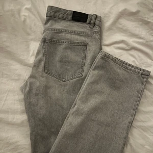 Low straight jeans - Lågmidjade vida byxor från Gina tricot. Fint skick.