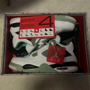 Jordan 4 seafoam  - Jordan 4 i gott skick sparsamt använda 