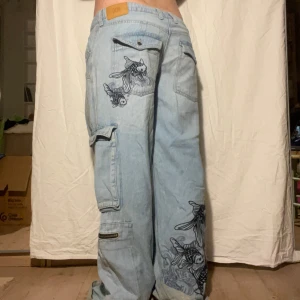 Urban outfitters jeans  - Super anygga urban outfitters ( BDG ) cargo jeans med super anygga broderier på sig! ⭐️  