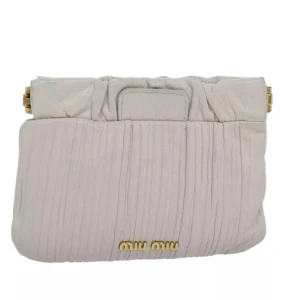 Miu Miu Pouch - DETALJER Ursprung: Italien Material: läder Färg: vit Tillbehör: inga  SKICK Utsida: I gott skick, med några små tecken på användning. Insida: I gott skick, med vissa tecken på användning.