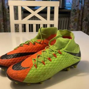 Nike Hypervenom Fotbollsskor - Skor av modellen Hypervenom som inte längre tillverkas. AG dobbar! Skick 8,5/10 riktigt fina förutom jättelite slitage längs fram (bild 4,5) + färg från konstgräs men helt naturligt! Mitt pris: 799kr