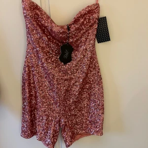 Glitter jumpsuit och klänning - Paketpris 2 för 1  En helt ny glitter jumpsuit med prislapp på står att den är en L men skulle säga mer M . Klänningen går att knyta hur man vill över brösten och midjan 💅🏾