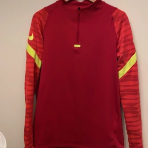 Nike dri fit tröja - Säljer min sparsamt använda träningströja som passar perfa till dig som kör idrott nu i vinter!  Strl M och skicket är i toppklass. Priset är inte hugget i sten och säljer billigt så passa på!