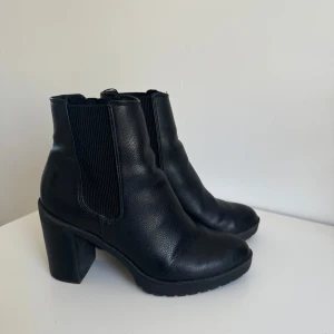 Fodrade vinterklackar  - Ett par vinterfodrade klackar i skinimitation hela och fina, endast ett litet skrap fram vid tårna, inget som syns 