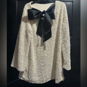 Paljettklänning med rosett - Säljer denna jättefina paljettklänning med rosett då den inte kommer till användning av mig🫶🏼 Normal i storlek skulle jag säga, kan även passa någon med storlek M.