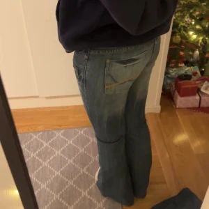 Lågmidjade bootcut jeans - Säljer dessa för använde tyvärr inte dem längre💕passar bra på mig som är 166cm. Midjemått: 39 innerbenslängd: 78💕