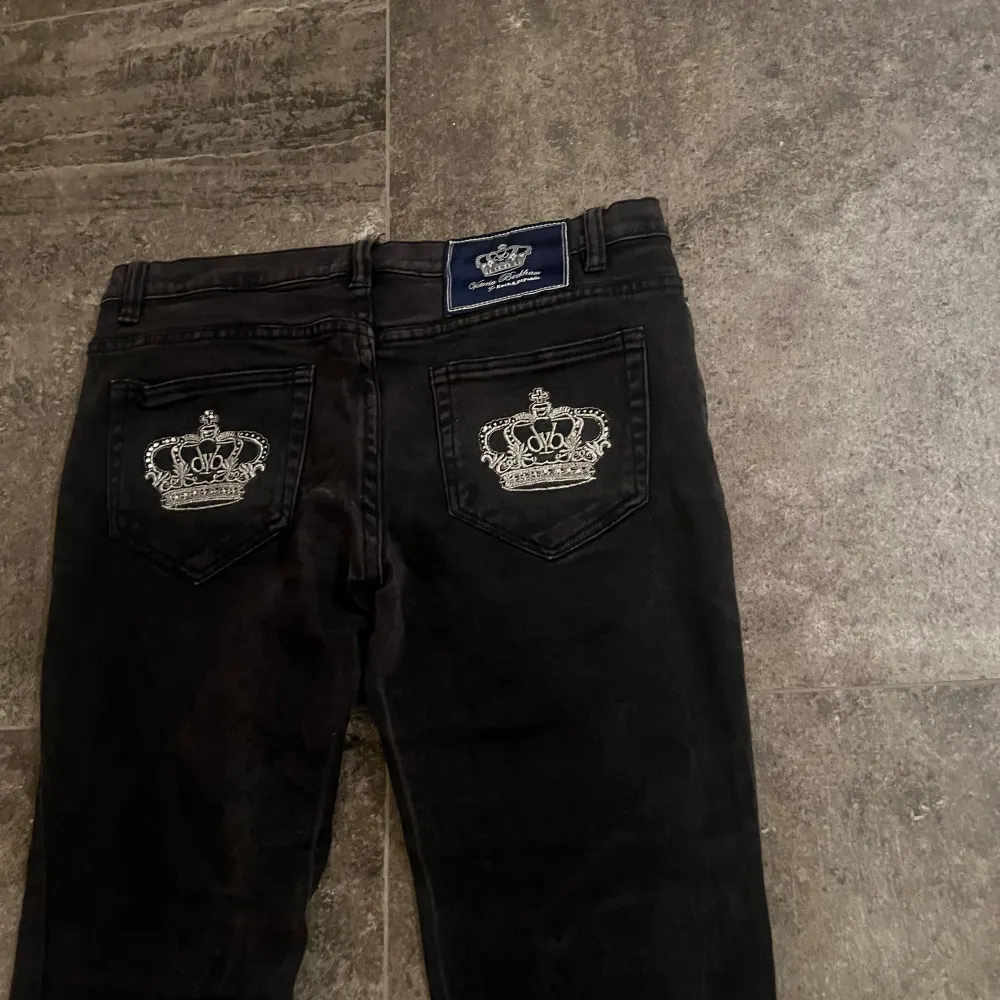 Shoo!  Säljer ett par victoria beckham jeans🥰 🔴Skick - 9/10 🔴Storlek - w29/l30 🔴Tiktok Viral🤪 Skriv ti mig om du har några frågor🥰 . Jeans & Byxor.