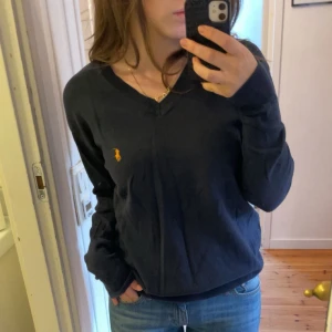 Ralph lauren tröja - Stickad tröja från polo ralph lauren! Står xl men tror att det är barn storlek. Bra skick, skriv för fler frågor🤍