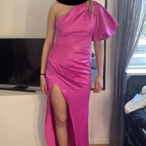 Festklänning  - Jättefin klarrrosa uppklädd klänning som går till fötterna på mig som är 166cm lång. Använd en gång och har ytterst små skador vid ena kanten längst ned på klänningen