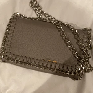 Tiamo väska - Säljer pga att jag inte längre använder den då jag har en annan lite större väska. Från Tiamo och är i storlek Small. Skriv privat om några frågor 💕