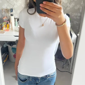 T-shirt  - Säljer den populära T-shirten från h&m i strl. XS, vit 🤩🤩  Oanvänd!!  PS säljer en exakt likadan fast i svart🖤