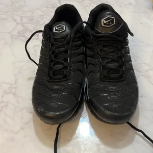 TN NIKE SVART  - Säljer en tn Nike för endast 450 och den kommer inte med boxen jag har tappat de. 
