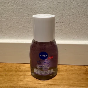 NIVEA Soothing Micellar Water - Säljer en flaska NIVEA Soothing Micellar Water för ansikte, ögon och läppar. Den innehåller aminosyror och är perfekt för att skonsamt ta bort smink och rengöra huden. Flaskan är genomskinlig med en vit kork och rymmer 100 ml. Perfekt för daglig användning!