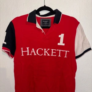 Hackett London Piké  - Tuff piké från Hackett London  Storlek: M