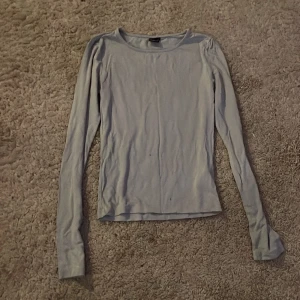 . - den är typ turkos lite grå grön aktig.