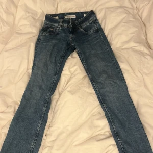 pepe jeans - jätte fina mörk-blåa pepe jeans köpta på sellpy. Säljer för att jag har tröttnat på dom