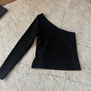 Tröja med offshoulder - Tröja med en offshoulder arm, så fin!❣️