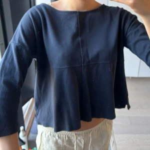 Tröja - Marinblå tröja med vid passform och trekvartslånga ärmar i 100% Bomull. Jag är 179cm lång och bär vanligtvis S/M. Tveka inte på att skicka prisförslag eller frågor.