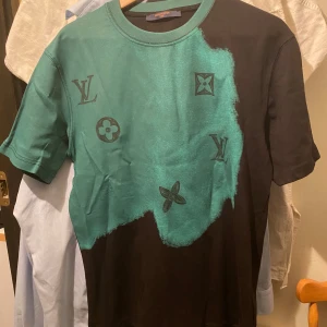 Louis Vuitton Oversized T-shirt - Louis Vuitton T-shirt Oversized. Storlek M. Mycket mycket bra skick. https://www.louisvuitton.com/dispatch?noDRP=true
