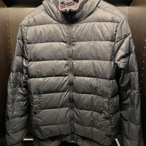 Svart dunjacka från Tommy Hilfiger - Svart Tommy Hilfiger dunjacka i strl 176 passar även S. Skick 8.5/10