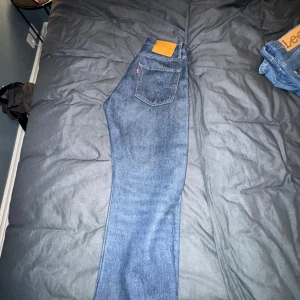 Levis Jeans  - Säljer mörk blå Levis jeans, har  knapp används. Som ny. 