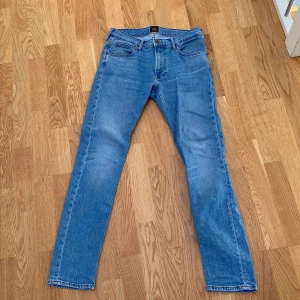 Lee jeans - Jag säljer mina Lee jeans i storlek 31/32 i en ljus färg. De är väldigt snygga och i mycket bra skick utan några deffekter. Pris kan diskuteras vid snabb affär.