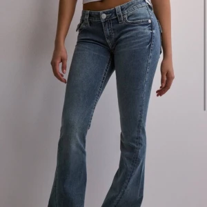 True religion jeans  - Ny skick, helt perfekta jeans men är tyvärr förstora för mig och kommer därför inte till användning så mycket. Jag är 172 och dem är perfekt längd. Nypris är 1599kr Hör av er om ni har övriga frågor!☺️