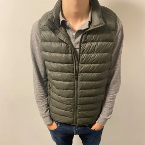 Grön quiltad dunväst - Säljer en snygg grön quiltad dunväst från Everest 🟩  Knappt använd, 9,5/10 skick                                      Storlek S men sitter som M.                                             Passar modellen på bilden,  cirka 186. 