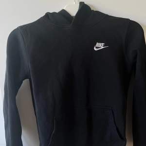 En mycket väl omhändertagen Nike hoodie. I storlek 147-158 cm