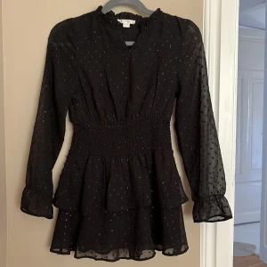 Klänning - En klänning från Gina tricot i storlek 134/140 svart med glittriga små prickar❤️