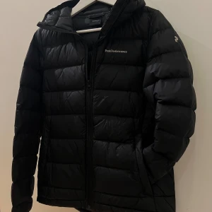Peak Performance dunjacka  - En snygg svart dunjacka ifrån peak performance! I storlek small. Väldigt fint skick då den är använd ett fåtal gånger. Funkar till det mesta både höst, vinter och vår jacka! 
