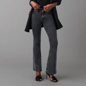 Low waist bootcut jeans - Storlek 36 Helt oanvända jeans, köpte dem men har aldrig kommit till användning.  Low bootcut  Nyköpspris 499kr 