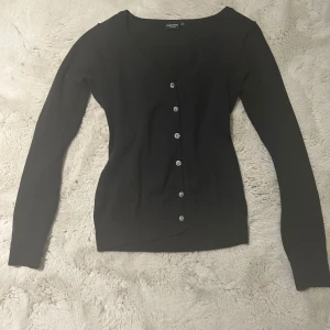Svart kofta knappar- Kappahl, Wetweens - Den har använts typ 5 gånger fast passade inte direkt min stil så säljer 🩷